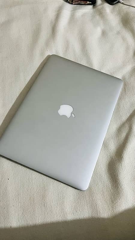 Macbook Air - i7 - 8/128 - Neat Condition 4