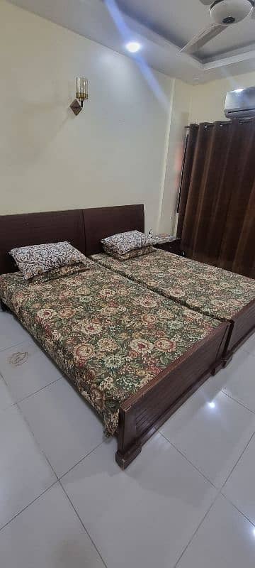 2 single beds with 1 side table 1