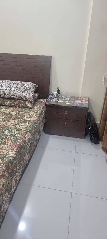 2 single beds with 1 side table 2