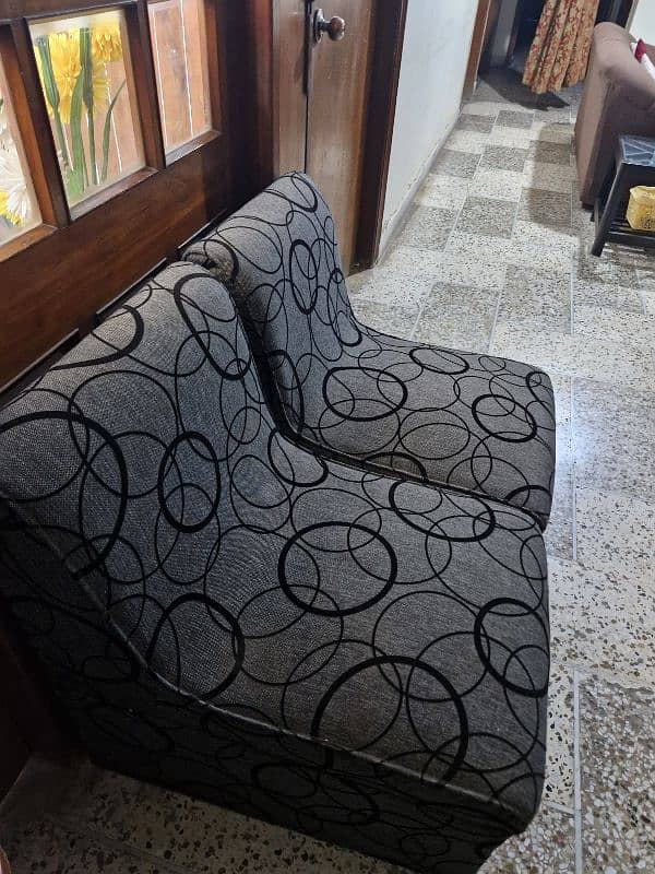 Comfortable & Stylish Single Sofa for Sale! 7