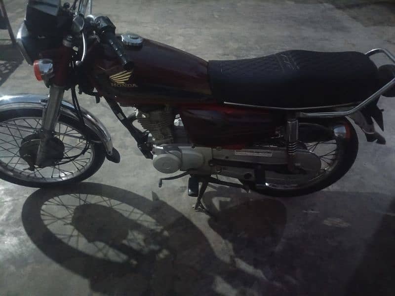 Honda 125 in very Good condition with Golden Number 1