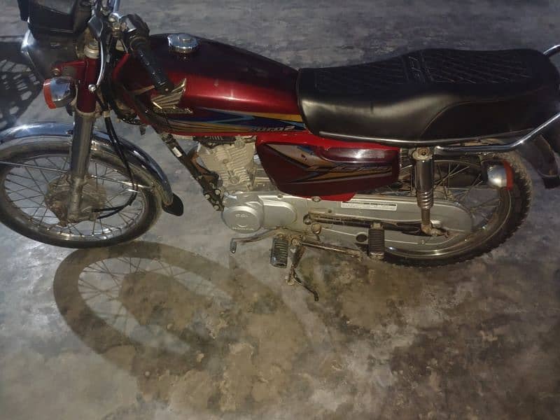 Honda 125 in very Good condition with Golden Number 3