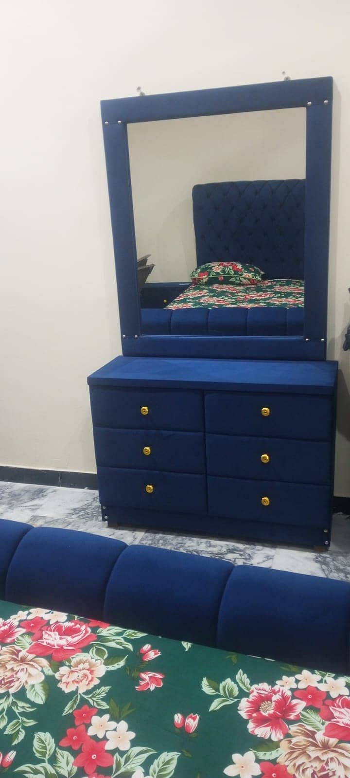 King Size bed with Two side tables and dressing table 6