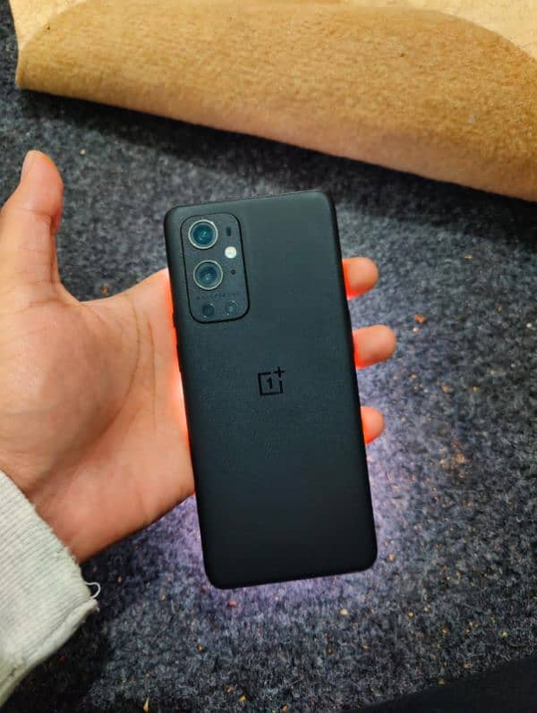 oneplus9pro 12+256 all ok updated mobile ha koi line nhi ha na koi 2