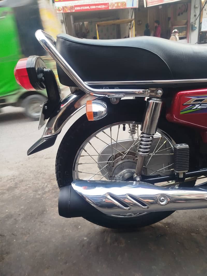 Very cheap price Honda CG 125Lush condition urgently sale please conta 6