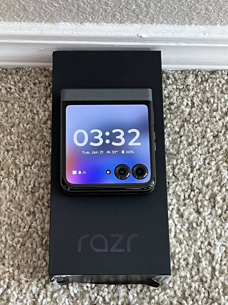 Motorola Razr 5G 256GB  Gray XT24533 6