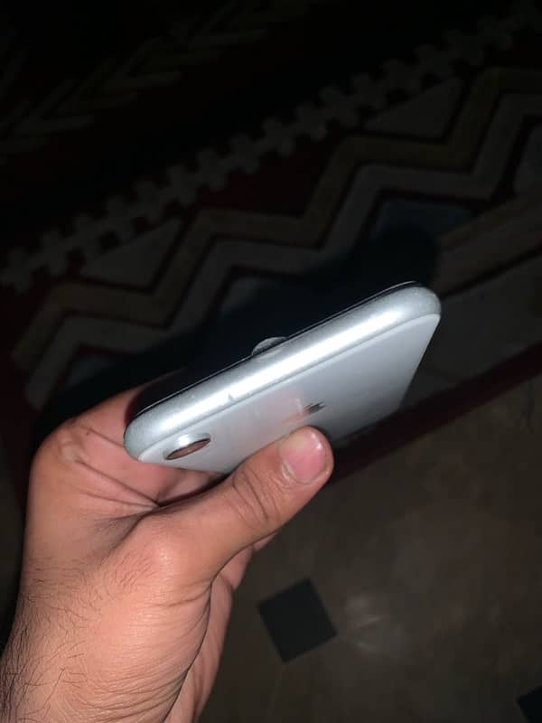 iPhone XR Factory Unlock 128GB 4