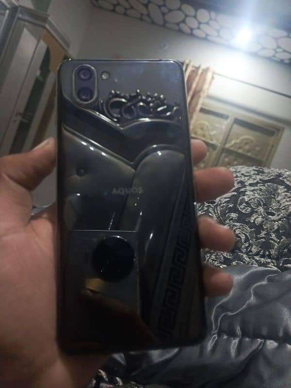 Aquos r3/  128gb 10/10 need urgent money 4