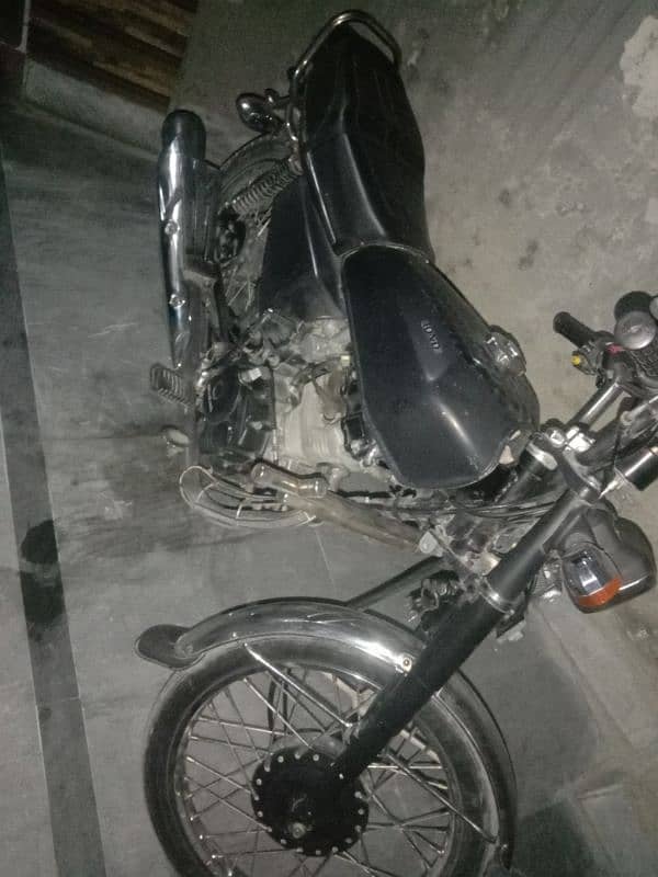 Honda 125  2016 modal  2019 ka nbr  doubl samna ma ha 4