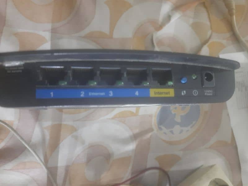 E1200 linksys router ( Good condition) 2