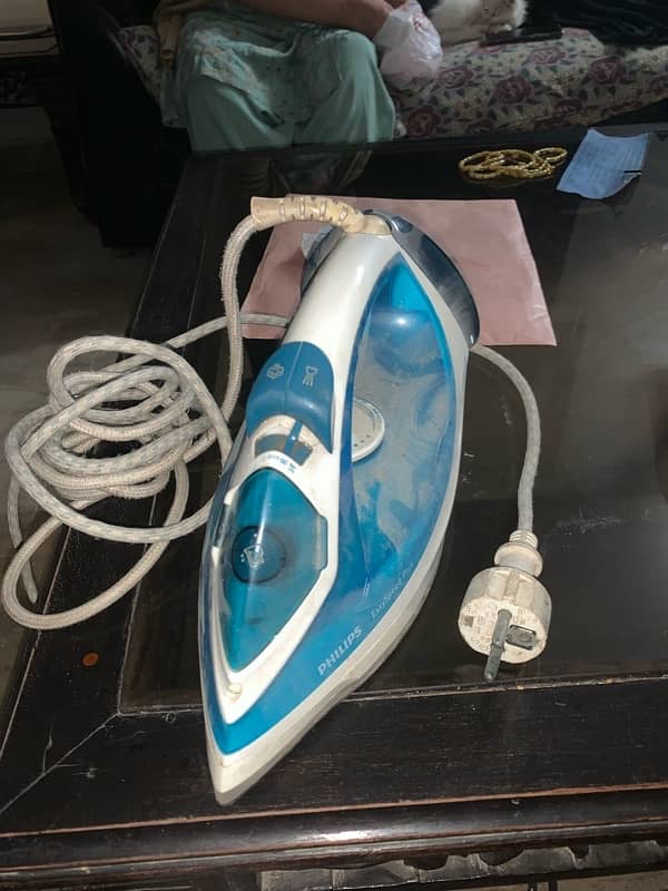 PLIPS STEAM IRON 1