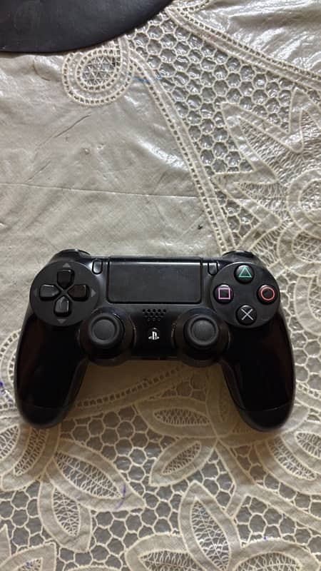 PS4(FAT),original controller and a free game (DRIVE CLUB) 3