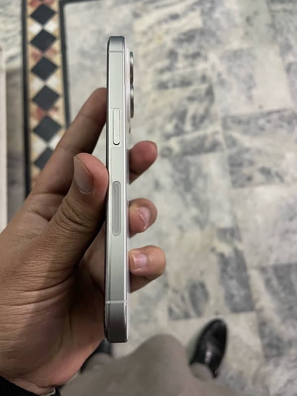 iPhone 15Pro White Titanium 3