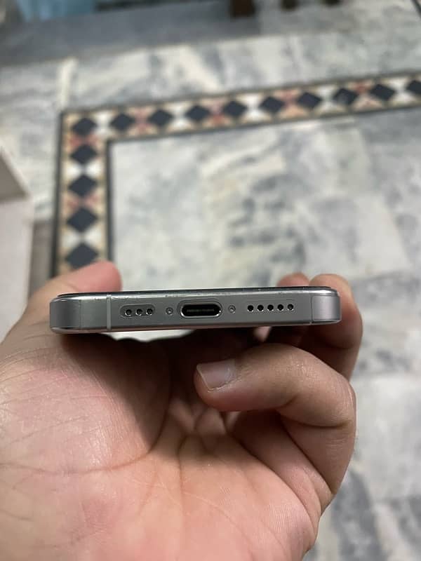 iPhone 15Pro White Titanium 9