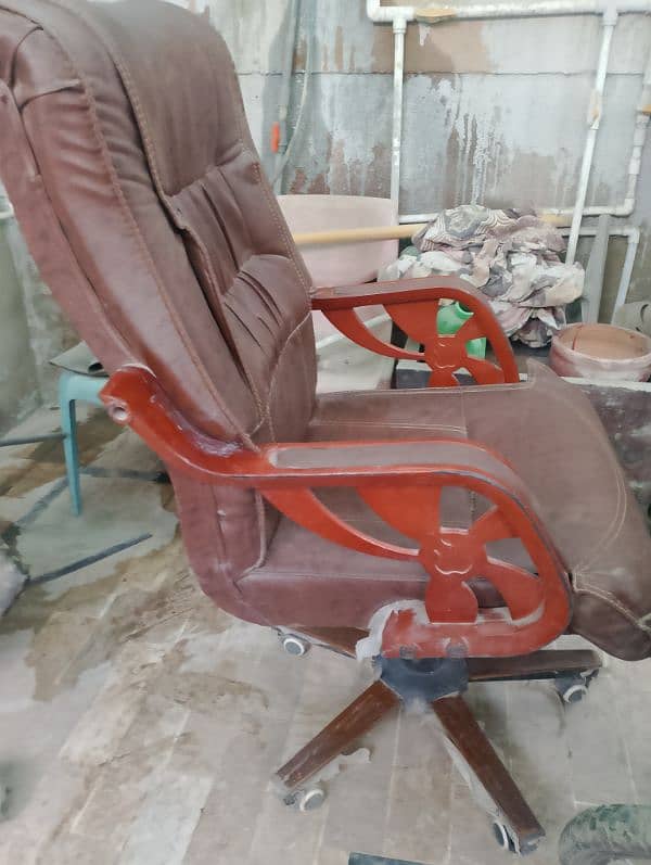 good condition chair office use sale urgently 1