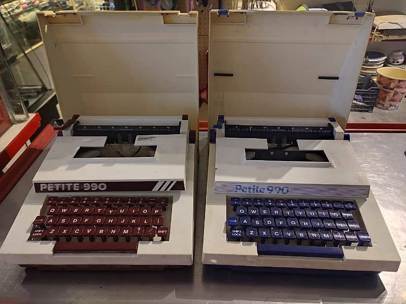 petite 990 vintage typewriter 0