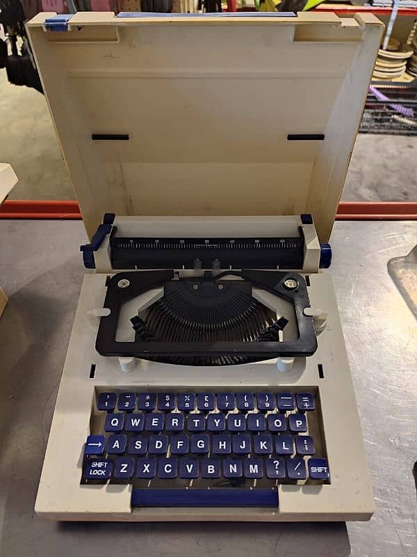 petite 990 vintage typewriter 1