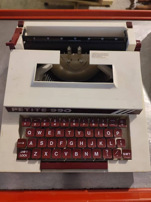 petite 990 vintage typewriter 2