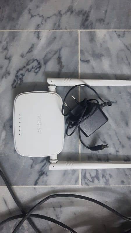 tenda router with charger and 20 meter internet cable 0