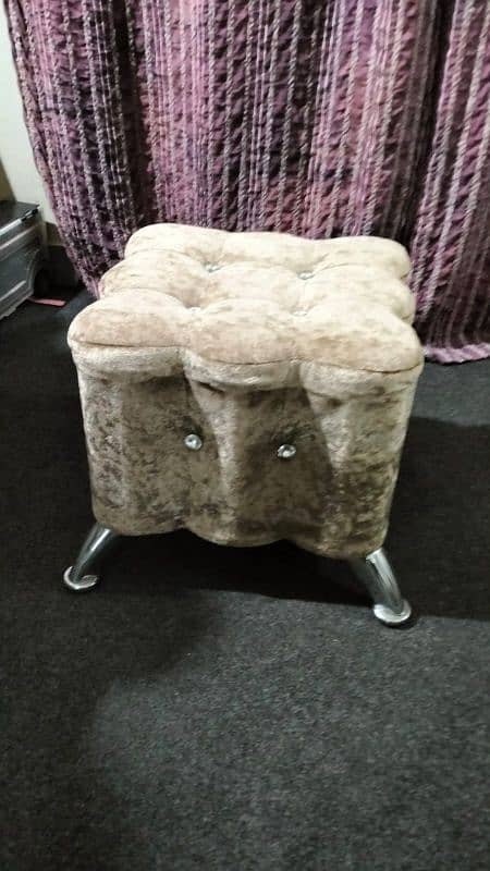 2 Fancy stools in very good price and condition 2