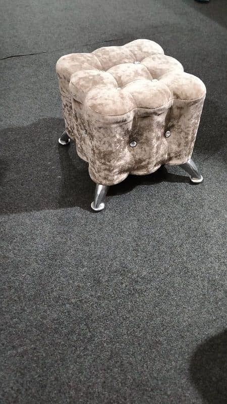 2 Fancy stools in very good price and condition 3