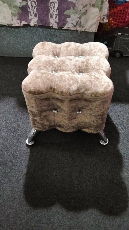 2 Fancy stools in very good price and condition 4