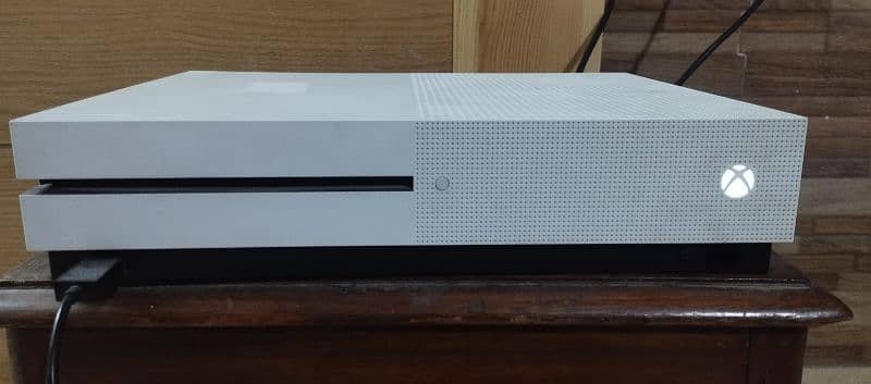 Xbox One S 1TB -- 2 controllers -- 15 new games installed 0