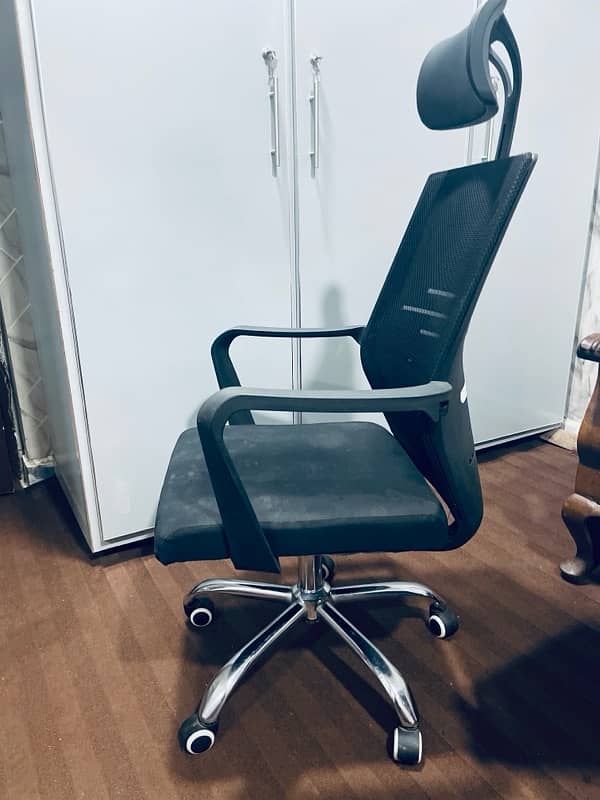 Revolving Office Chair 9/10 Condition 2