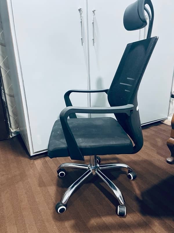 Revolving Office Chair 9/10 Condition 3