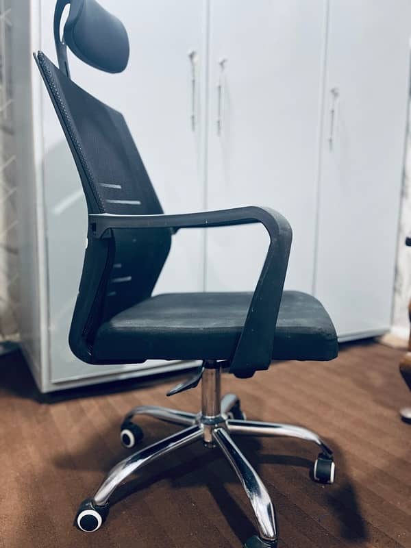 Revolving Office Chair 9/10 Condition 4