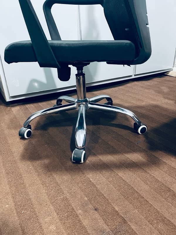 Revolving Office Chair 9/10 Condition 5