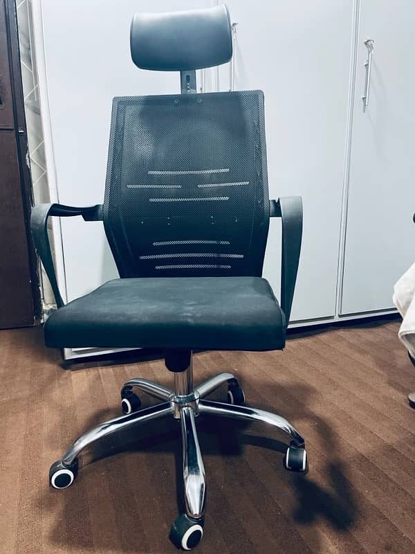 Revolving Office Chair 9/10 Condition 11