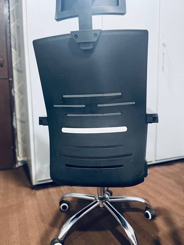 Revolving Office Chair 9/10 Condition 12