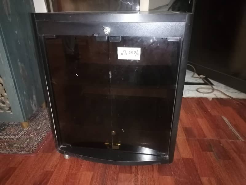 TV Trolly, Trunks, & Carpets for Sale! 9