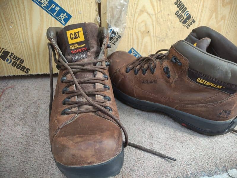 Gently Used Caterpillar Safety Shoes for Sale - Excellent Condition! 1