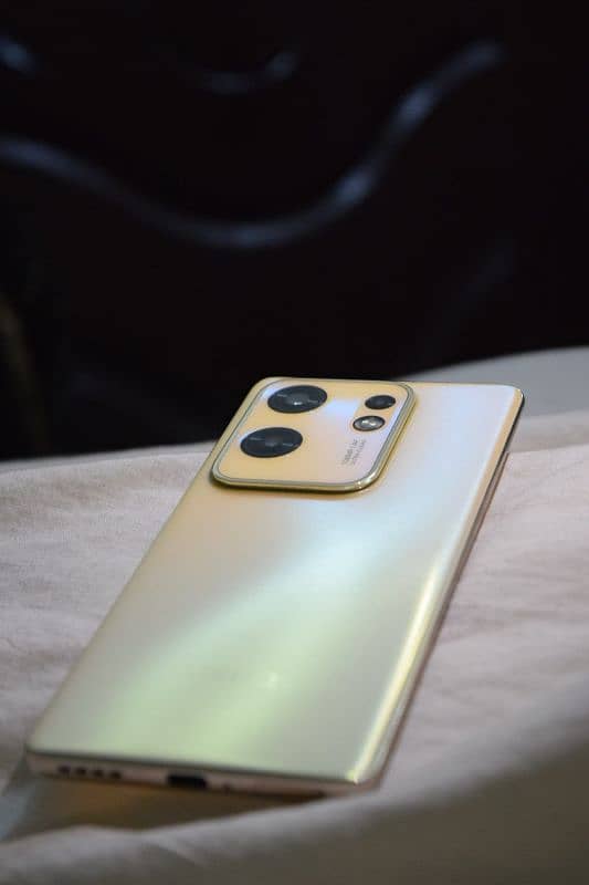 Infinix Zero 30 (Golden) 0