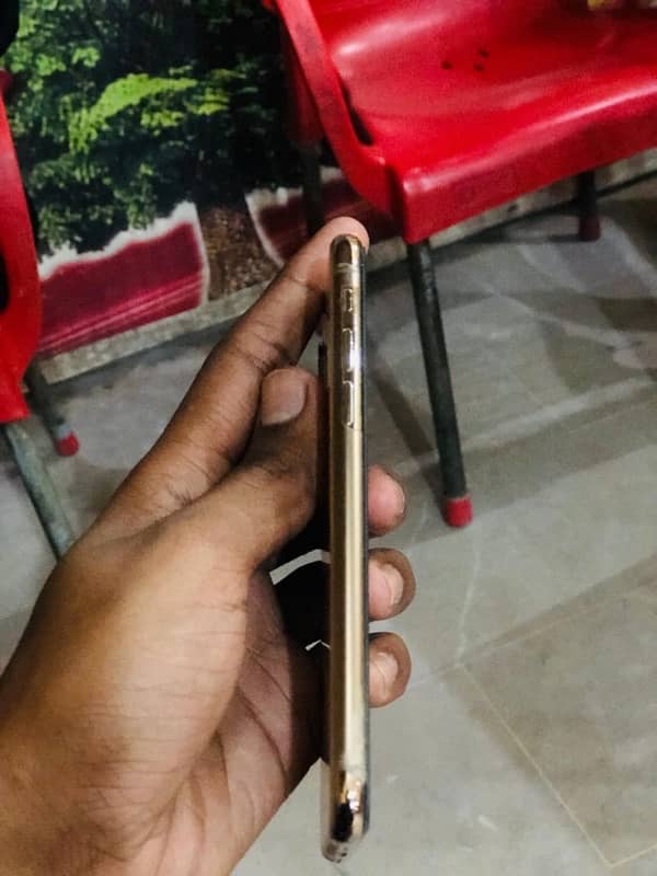 iPhone XS  Gold 1