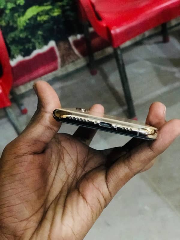 iPhone XS  Gold 2