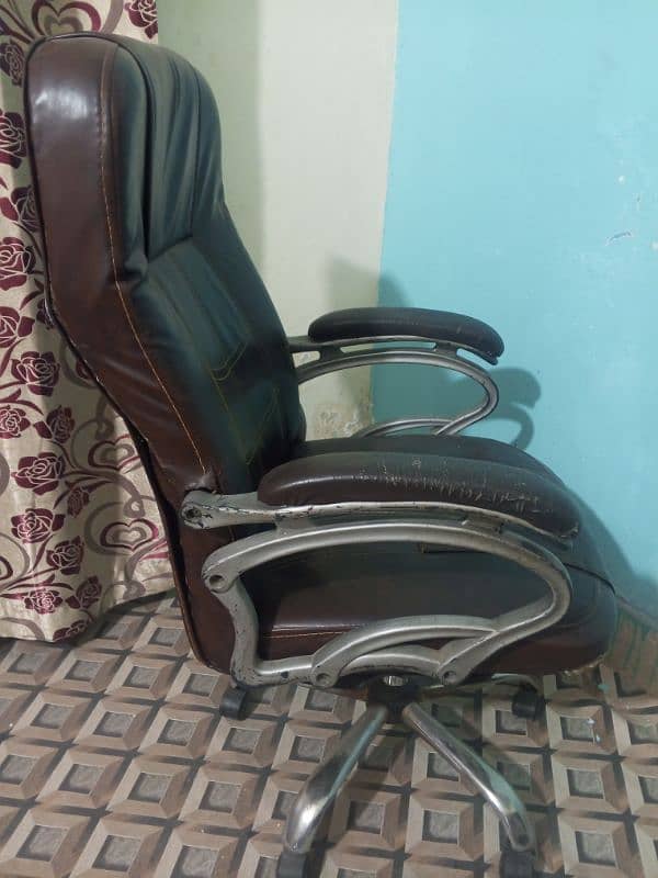 Executive Chair (0324 4467016) 4