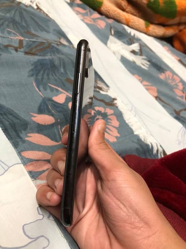 iPhone XS 64 gb battery health 74 condition 10/9 2