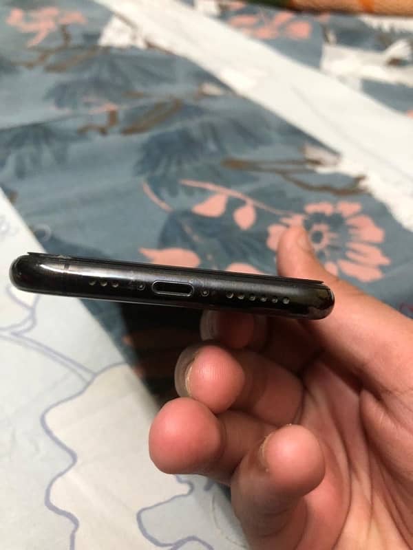 iPhone XS 64 gb battery health 74 condition 10/9 3