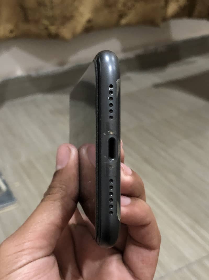 Apple iPhone 11 4