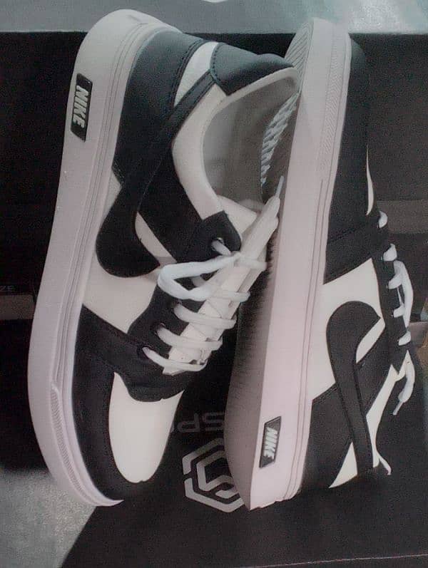 CLASSIC Black&White Sneakers 3