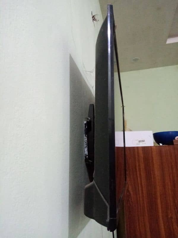 global 32 inch lcd in very good condition 2