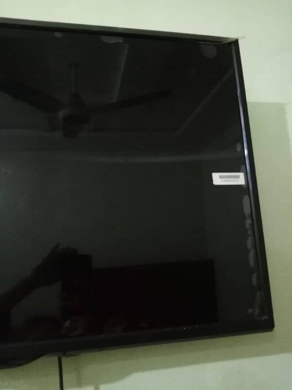 global 32 inch lcd in very good condition 3