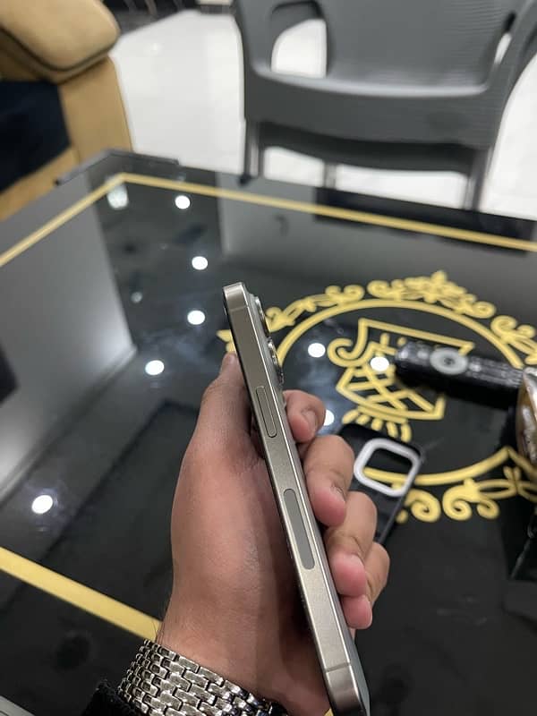 Iphone 15 pro Natural Titanium 3