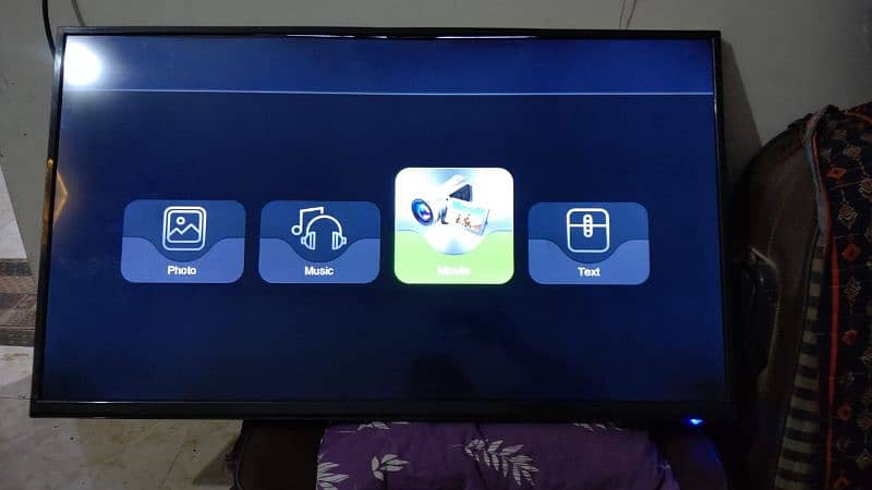 Sony ki LCD ha 42inch ki ha smart nahi hai Sadi hai lcd pack ha 1