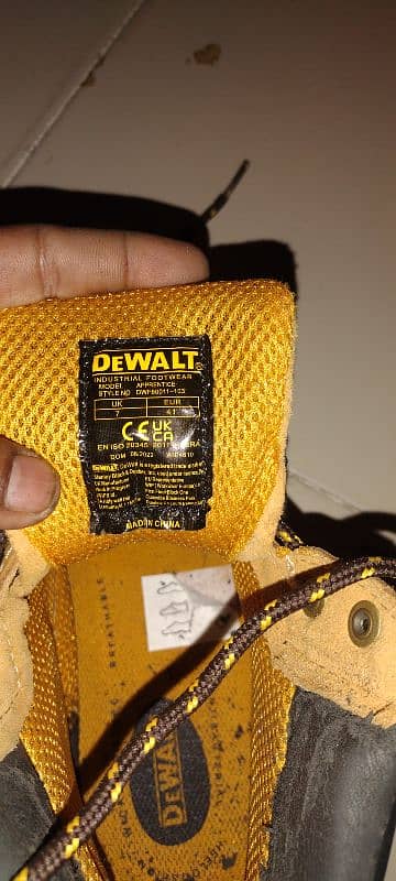 DeWalt original safety shoes with out box size 7. no uk no 41 0