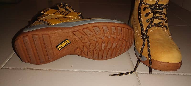 DeWalt original safety shoes with out box size 7. no uk no 41 1