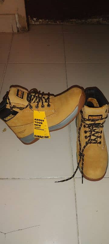 DeWalt original safety shoes with out box size 7. no uk no 41 2